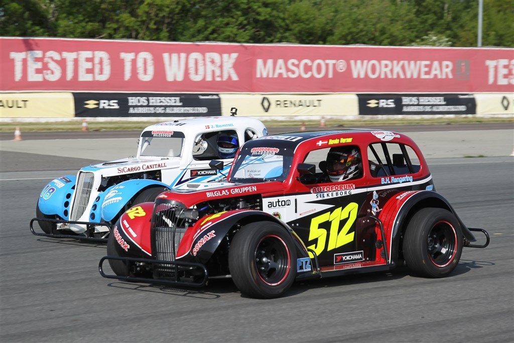 Kevin Verner (512) og Joachim Lee Holmstoel kæmpe intenst om løbssejrene i OK Mobil 1 Legend Car Cuppen ved NTG Åbningsløbet.
(Foto: Henning Smed Madsen)